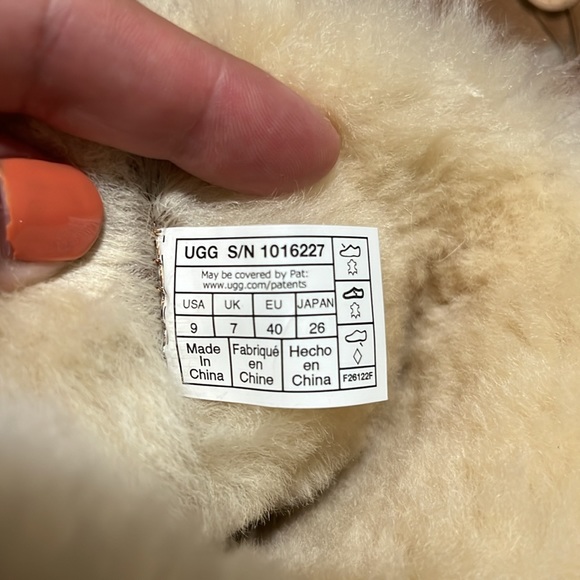 UGG TALL BOOT- button side can be folded down or worn up, size 9 - Picture 7 of 7